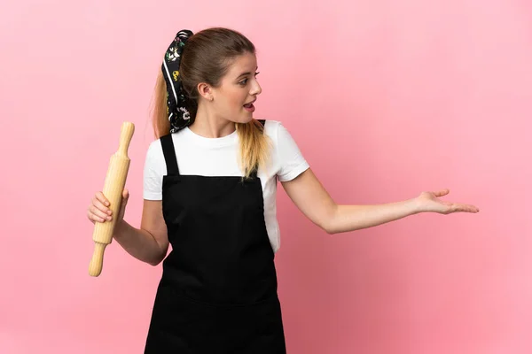 Jonge Blonde Vrouw Met Een Rollende Pin Geïsoleerd Roze Achtergrond — Stockfoto