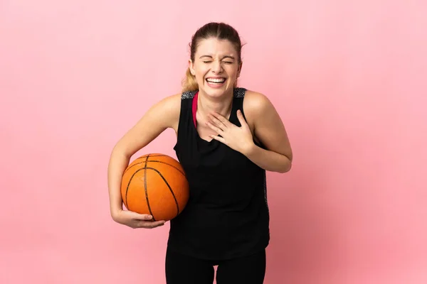 Basketbol Oynayan Genç Sarışın Kadın Pembe Arka Planda Izole Edilmiş — Stok fotoğraf