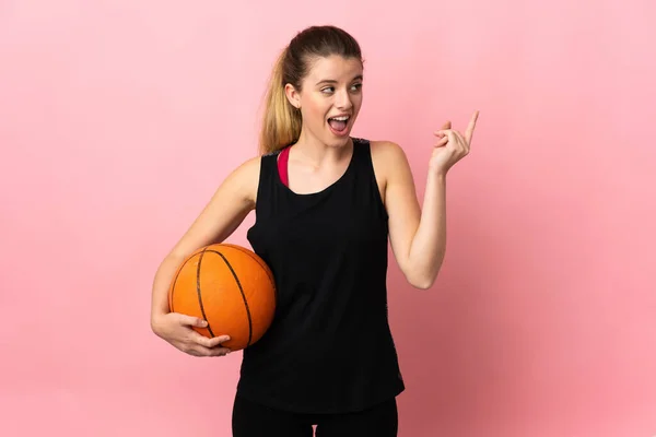 Jovem Loira Jogando Basquete Isolado Fundo Rosa Com Intenção Realizar — Fotografia de Stock