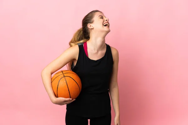 Ung Blond Kvinna Spelar Basket Isolerad Rosa Bakgrund Skrattar Sidoläge — Stockfoto