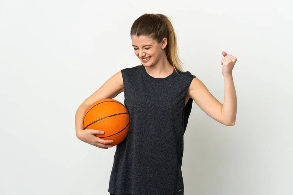 年轻的金发女子在白人背景下打篮球 — 图库照片