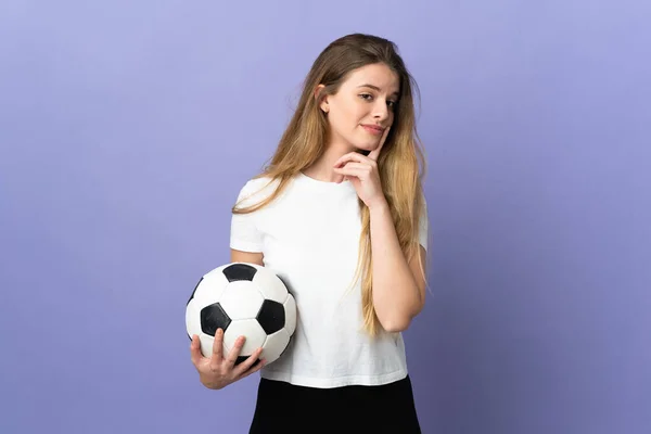 Jovem Loira Jogador Futebol Mulher Isolada Fundo Roxo Com Dúvidas — Fotografia de Stock