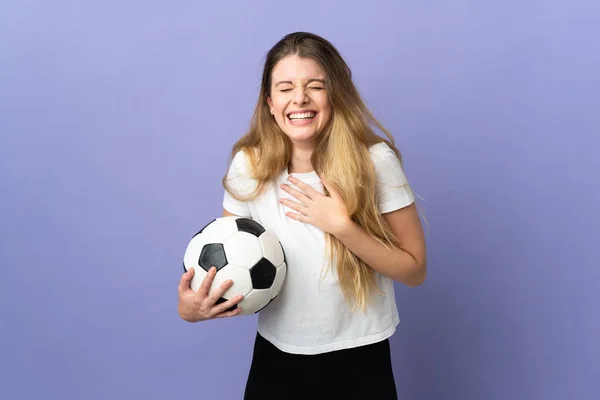 Młoda Blondynka Piłkarz Kobieta Odizolowany Fioletowym Tle Uśmiechając Się Dużo — Zdjęcie stockowe