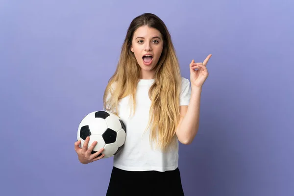 Jovem Loira Jogador Futebol Mulher Isolada Fundo Roxo Com Intenção — Fotografia de Stock