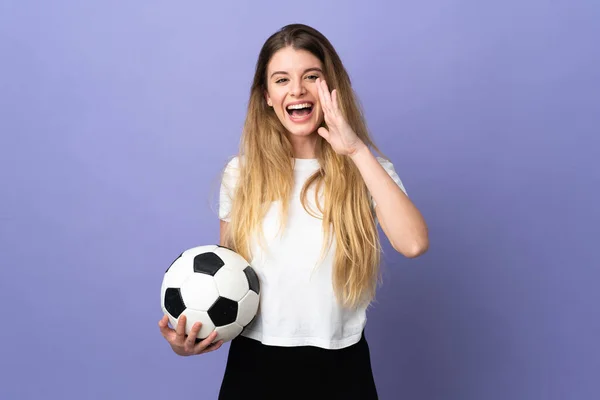 Giovane Donna Giocatore Calcio Bionda Isolato Sfondo Viola Gridando Con — Foto Stock