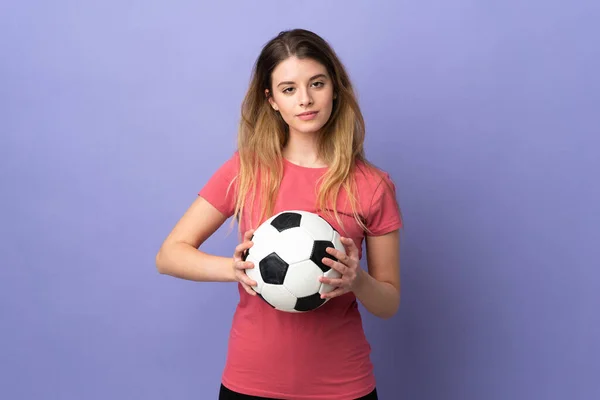 Mor Arka Planda Futbol Topuyla Izole Edilmiş Alışveriş Çantalı Genç — Stok fotoğraf