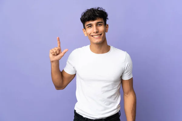 Jovem Argentino Isolado Fundo Apontando Para Uma Grande Ideia — Fotografia de Stock