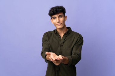 Arka planda izole edilmiş genç Arjantinli bir adam, bir ilan vermek için...