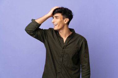 Arjantinli genç adam arka planda izole edilmiş bir şey fark etti ve çözüme niyetlendi.