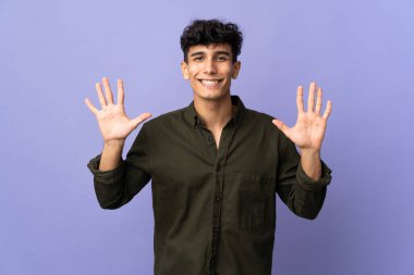 Arjantinli genç adam arka planda izole edilmiş. Parmaklarıyla 10 kişi sayıyor.