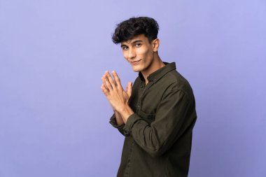 Arjantinli genç adam arka planda bir şeyler planlıyor.