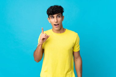 Arjantinli genç adam arka planda izole edilmiş.