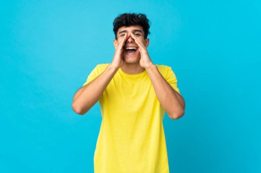 Arjantinli genç adam arka planda izole edilmiş bağırıyor ve bir şey duyuruyor.