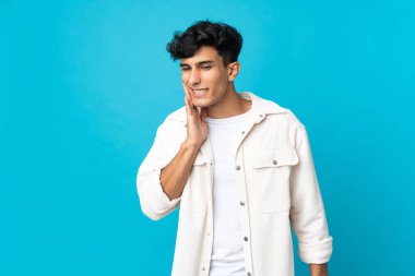 Arjantinli genç adam arka planda diş ağrısı ile izole edilmiş.