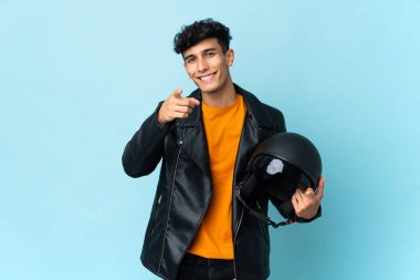 Motosiklet kasklı Arjantinli adam mutlu bir ifade takınıyor.