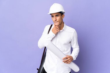 Genç mimar arka planda izole edilmiş. Şüpheleri ve düşünceleri var.