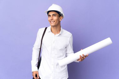 Genç mimar arka planda izole edilmiş bir şekilde bir fikir ararken...