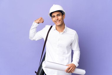 Genç mimar arka planda izole edilmiş güçlü bir jest yapıyor.