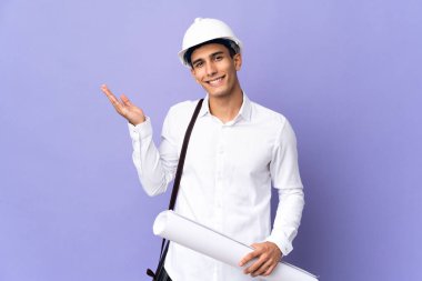 Genç mimar arka planda izole edilmiş. Davet etmek için ellerini yana uzatıyor.
