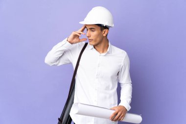 Genç mimar, arka planda baş ağrısı ile izole edilmiş.