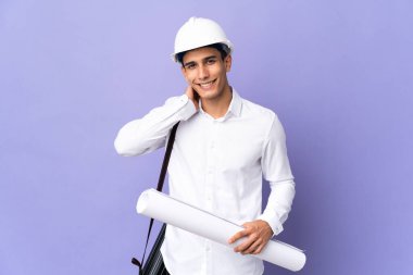 Genç mimar arka planda yalnız gülüyor.