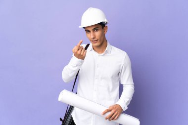 Genç mimar arka planda izole edilmiş bir şekilde geliyor.