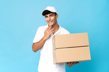 Arjantinli adam mavi arka planda izole edilmiş gülümserken yukarı bakıyor.