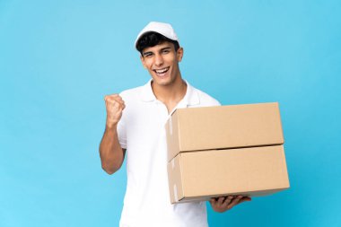 Teslimatçı Arjantinli adam mavi arka planda tek başına galibiyeti kutluyor.