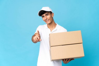 Arjantinli adam mavi arka planda izole edilmiş ve parmağını kaldırıyor.