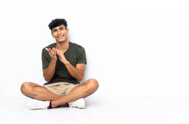 Genç Arjantinli adam bir konferansta sunumdan sonra alkışlıyor.