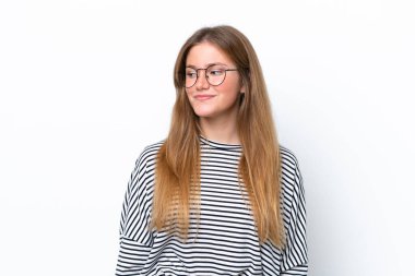 Beyaz arka planda soyutlanmış beyaz bir kadın.