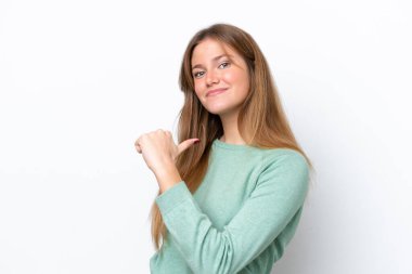 Beyaz arka planda soyutlanmış, gururlu ve kendini beğenmiş beyaz bir kadın.