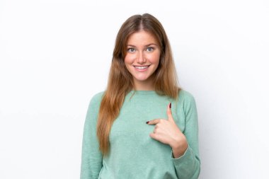 Beyaz arka planda yüzü sürpriz bir ifadeyle izole edilmiş beyaz bir kadın.