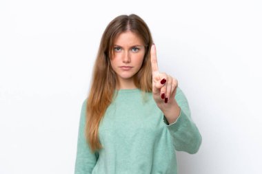 Beyaz arka planda izole edilmiş beyaz tenli genç kadın ciddi bir ifadeye sahip birini sayıyor.