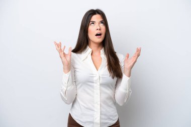 Beyaz arka planda izole edilmiş genç Brezilyalı kadın bunalımda.