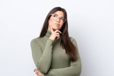 Genç Brezilyalı bir kadın beyaz arka planda izole edilmiş.