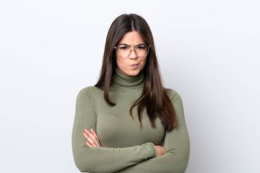 Genç Brezilyalı bir kadın beyaz arka planda kendini yalnız hissetti.