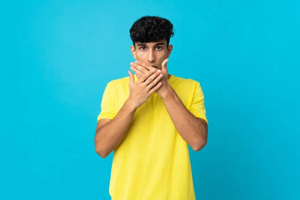 Ung Argentinsk Man Isolerad Bakgrund Täcker Munnen Med Händerna — Stockfoto