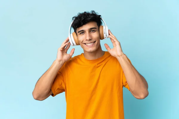 Νεαρός Αργεντίνος Απομονωμένος Στο Παρασκήνιο Ακούγοντας Μουσική — Φωτογραφία Αρχείου