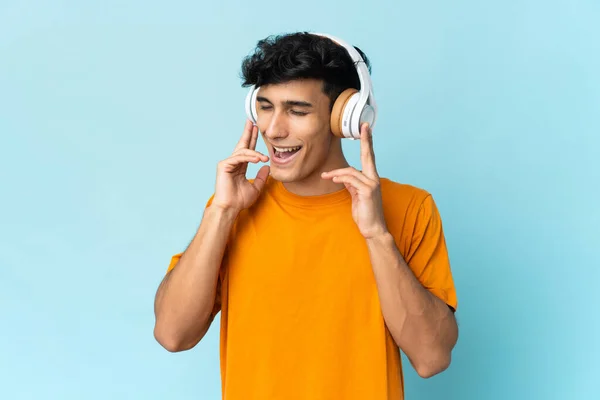Νεαρός Αργεντίνος Απομονωμένος Στο Παρασκήνιο Ακούγοντας Μουσική Και Τραγουδώντας — Φωτογραφία Αρχείου