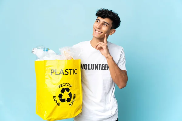 Joven Argentino Sosteniendo Una Bolsa Llena Plástico Pensando Una Idea — Foto de Stock