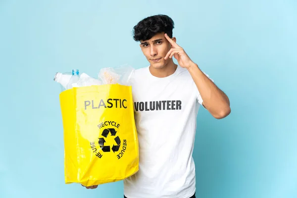 Joven Argentino Sosteniendo Una Bolsa Llena Plástico Pensando Una Idea — Foto de Stock