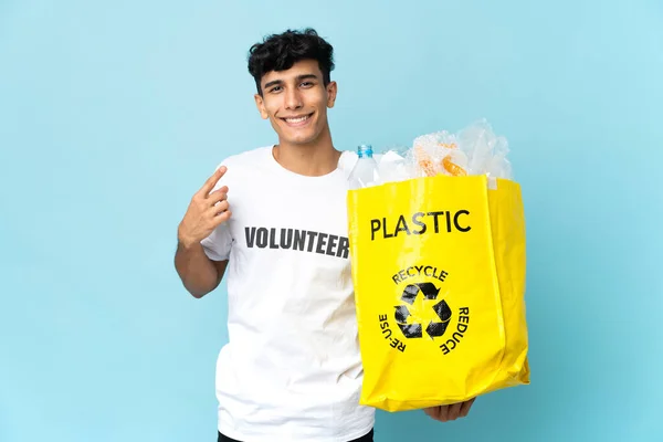 Joven Argentino Sosteniendo Una Bolsa Llena Plástico Dando Gesto Pulgar — Foto de Stock