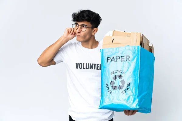 Joven Sosteniendo Una Bolsa Reciclaje Llena Papel Frustrado Cubriendo Las — Foto de Stock