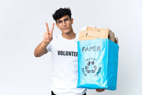 Молодий Чоловік Тримає Мішок Переробки Повний Паперу Посміхаючись Показуючи Знак — стокове фото