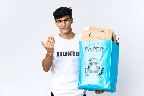 Молодий Чоловік Тримає Мішок Переробки Повний Паперу Який Пропонує Прийти — стокове фото