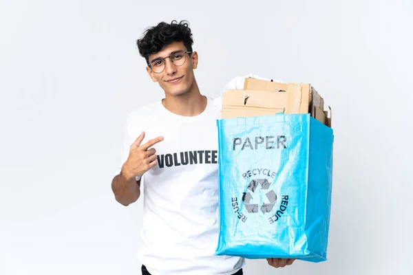 Молодий Чоловік Тримає Мішок Переробки Повний Паперу Вказуючи Бік Щоб — стокове фото