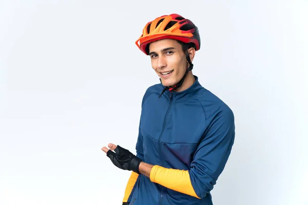 Jovem Ciclista Homem Isolado Fundo Estendendo Mãos Para Lado Para — Fotografia de Stock