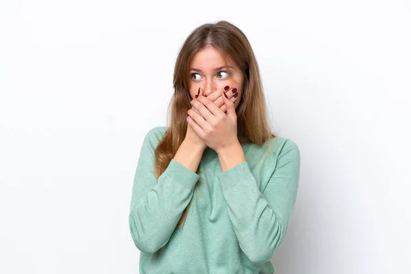 Jonge Blanke Vrouw Geïsoleerd Witte Achtergrond Bedekken Mond Kijken Naar — Stockfoto