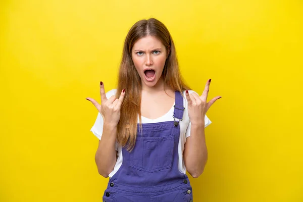 Giovane Donna Caucasica Isolata Sfondo Giallo Facendo Gesto Corno — Foto Stock